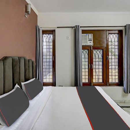 Capital O Uk House Residency Hotell Gurgaon Exteriör bild