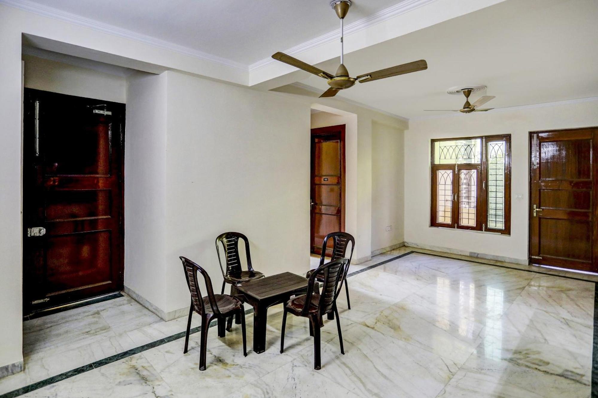 Capital O Uk House Residency Hotell Gurgaon Exteriör bild