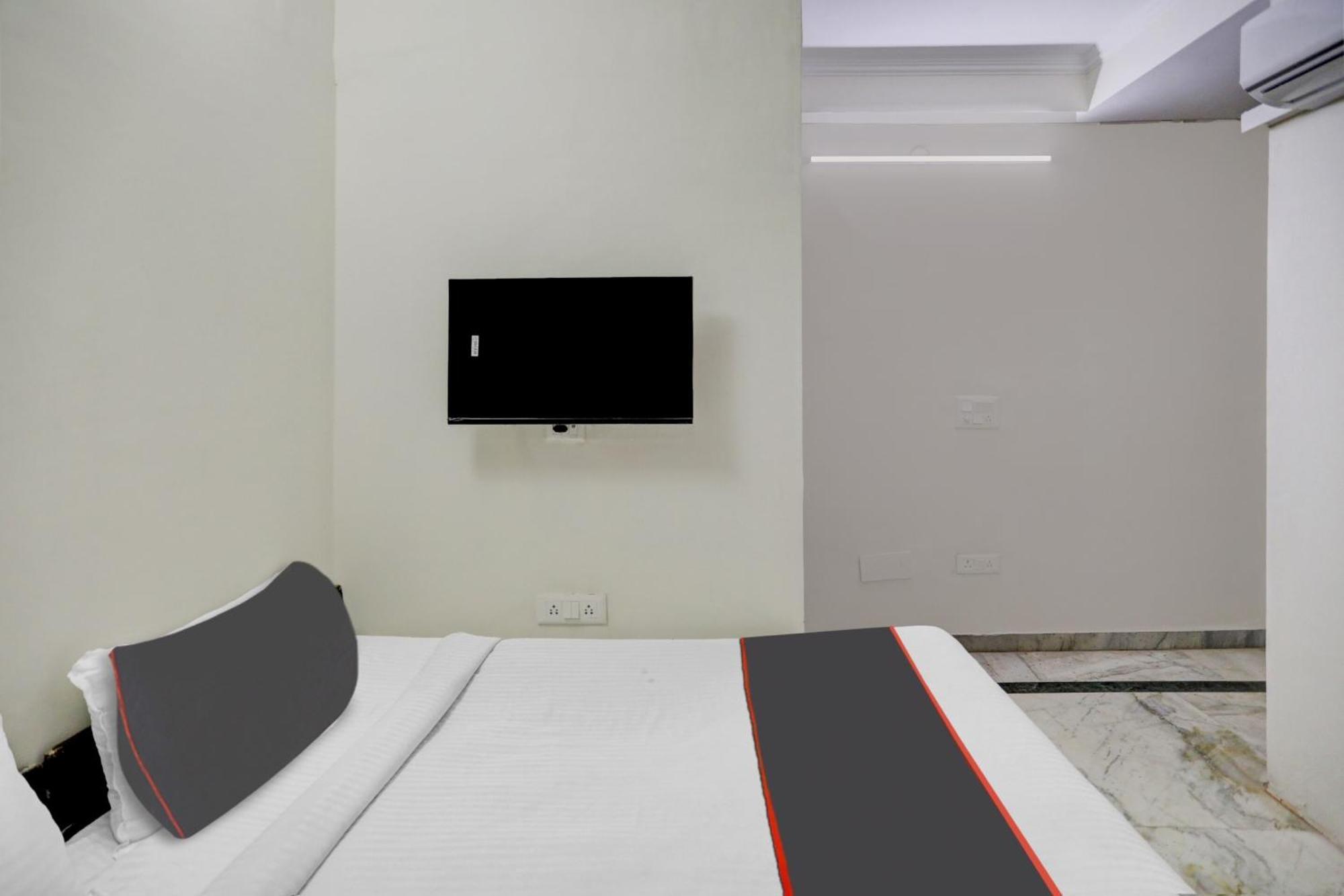 Capital O Uk House Residency Hotell Gurgaon Exteriör bild