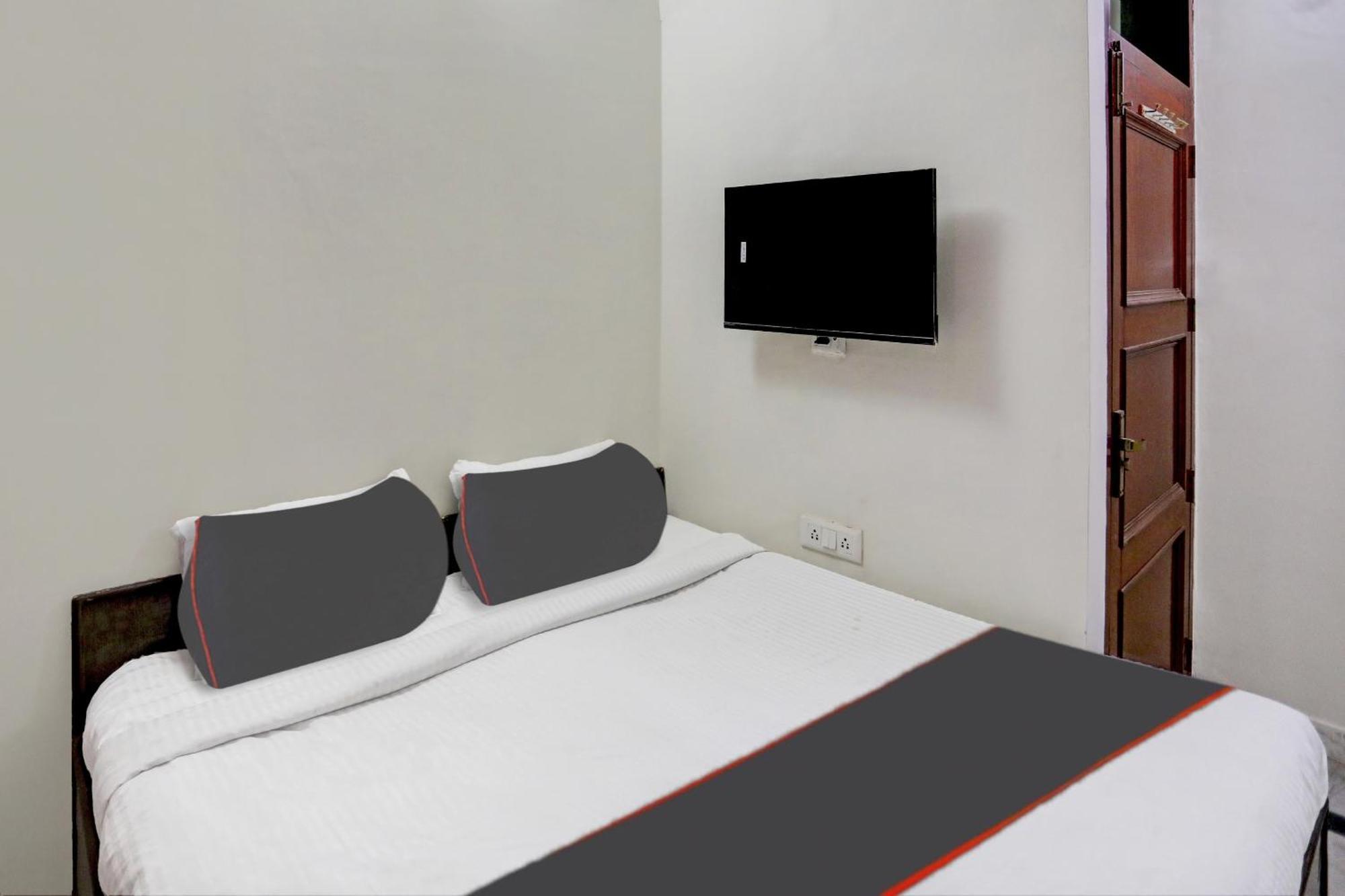Capital O Uk House Residency Hotell Gurgaon Exteriör bild