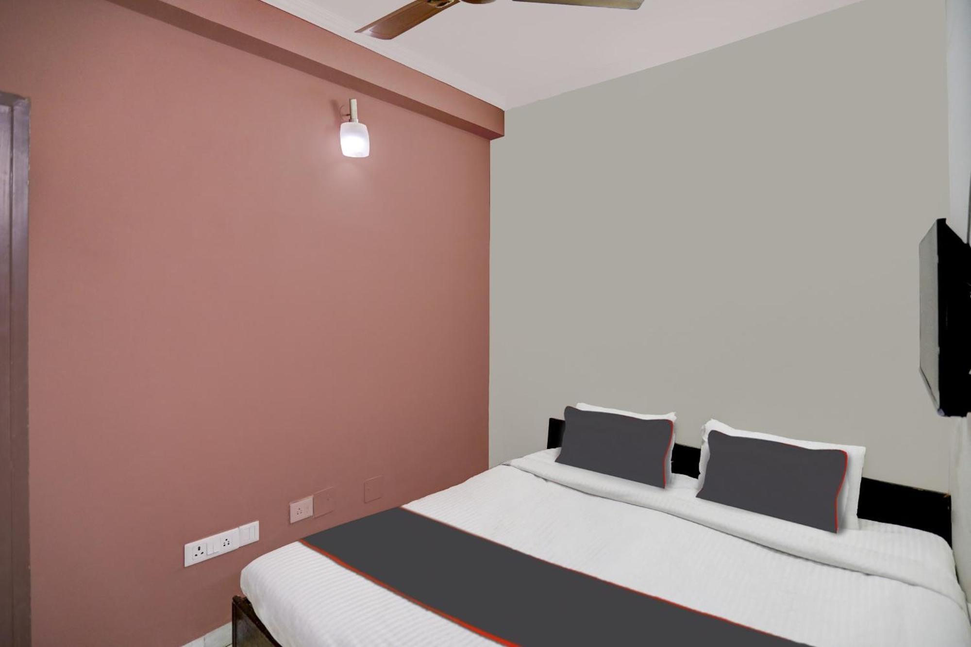 Capital O Uk House Residency Hotell Gurgaon Exteriör bild