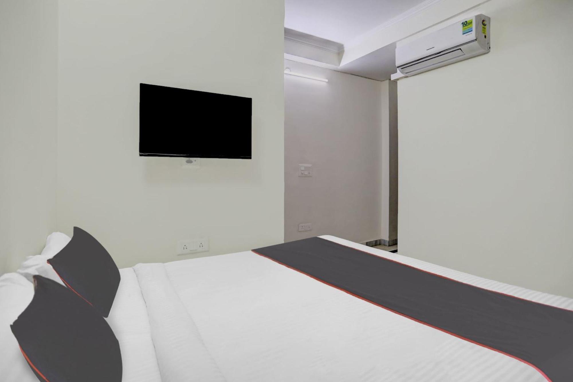 Capital O Uk House Residency Hotell Gurgaon Exteriör bild