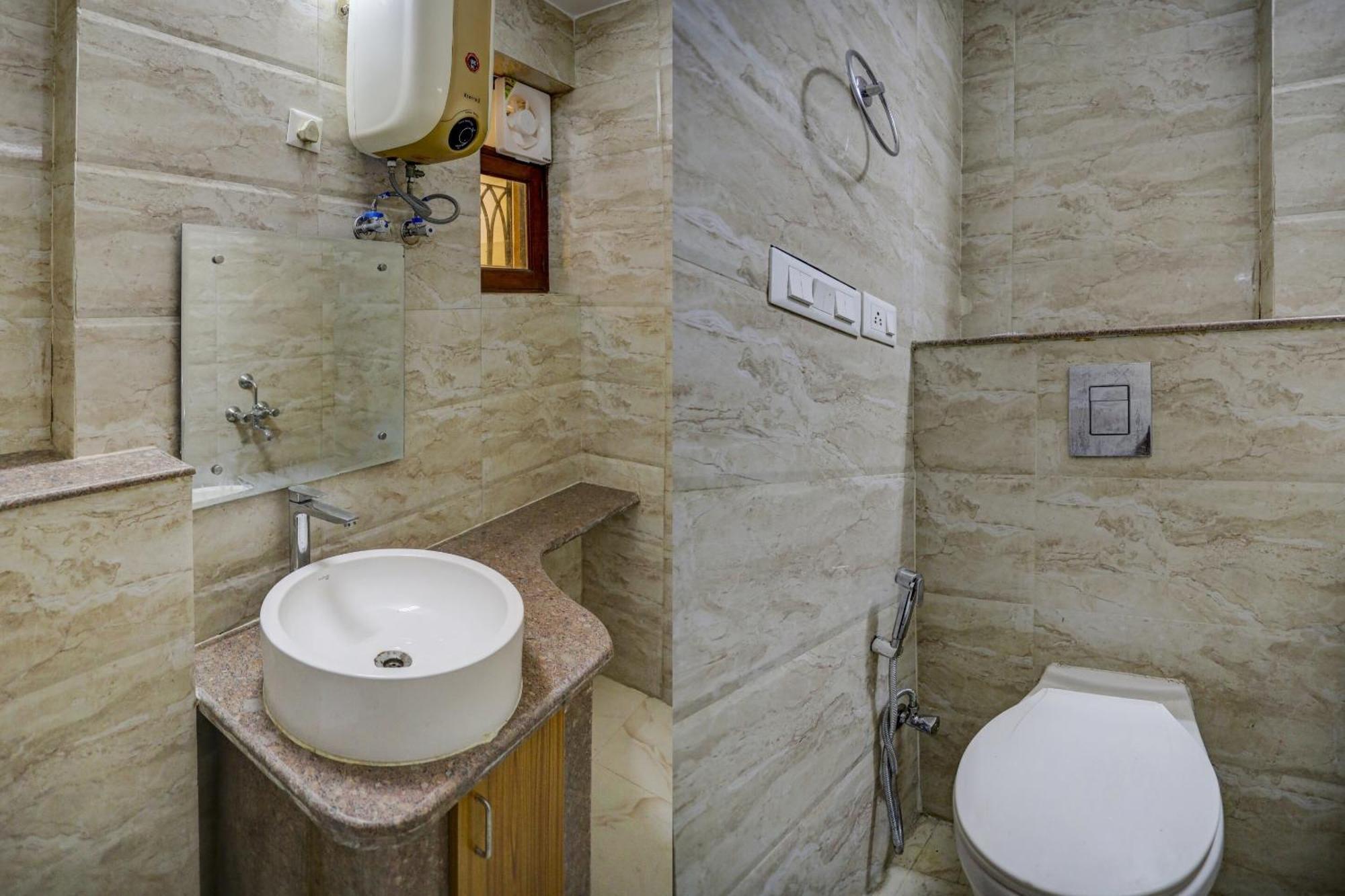 Capital O Uk House Residency Hotell Gurgaon Exteriör bild